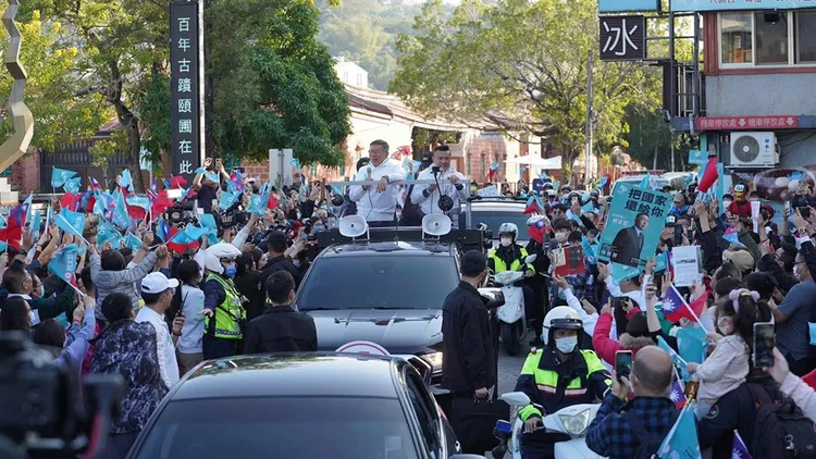 圖為柯文哲日前車隊掃街拜票。翻攝自柯文哲臉書