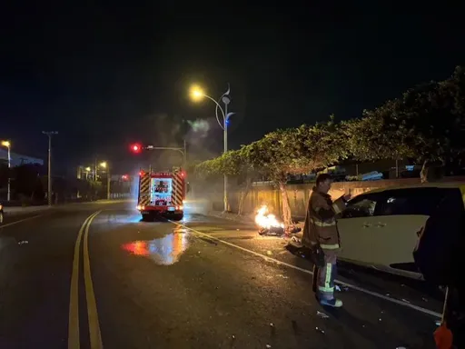 撞到起火！2男逆向騎電動自行車　遭轎車正面直撞慘死