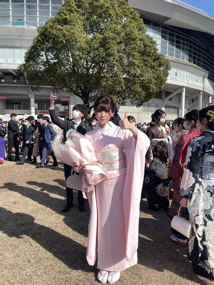 日本女孩中村珠愛莉參加成年禮時，已經判若兩人了。翻攝X@Lovely Bomb