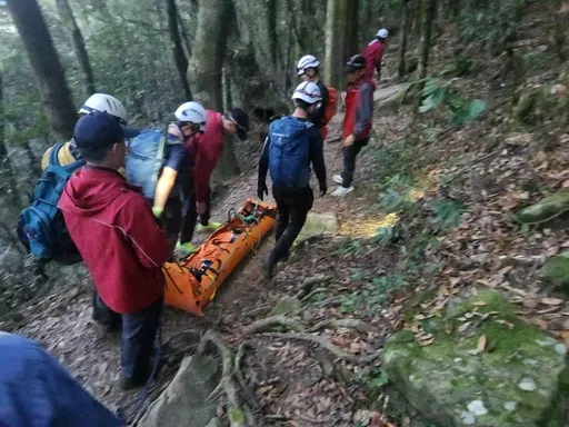 6小時連2山域救助!63歲登山客獨攀苗栗加里山 倒臥步道命危、搬下山仍救不回
