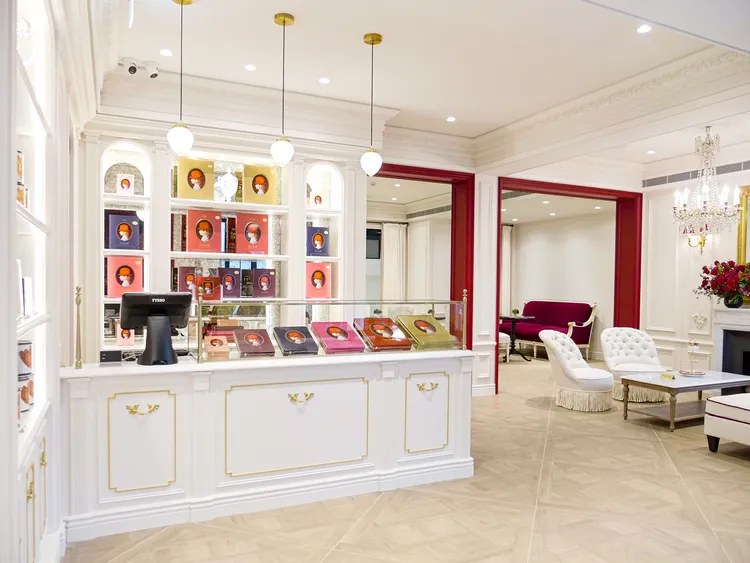 全新紅帽子品牌概念店以白牆西式洋房。廠商提供