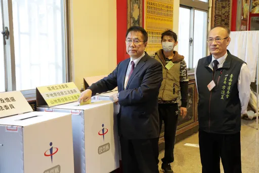 黃偉哲去投票!樂觀期待投票率 鼓勵民眾踴躍出門