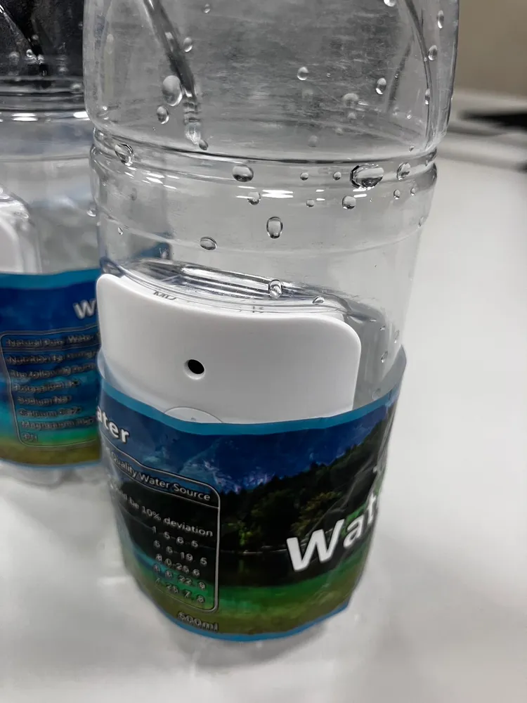 寶特瓶身上有針孔攝像機。翻攝畫面