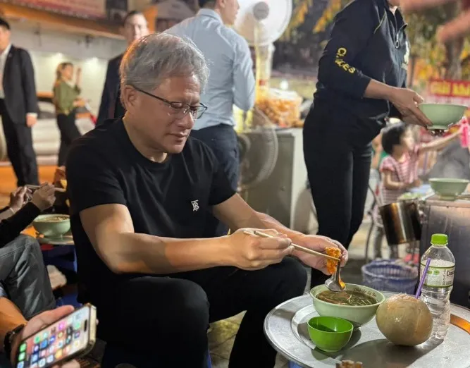 黃仁勳在河內路邊品嘗牛肉河粉配椰子汁。翻攝Hoang Anh Tuan臉書