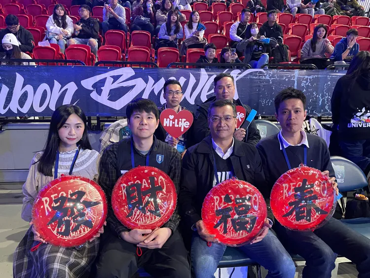 萊爾富營運長陳建成(右二)攜經營團隊與RECA瑞卡首創主理人黃翌星(左二)一起出席28日臺北富邦勇士籃球隊主場賽事。業者提供