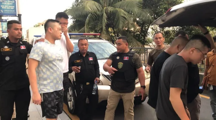 當地警方所逮捕的男子否認拿刀殺人。翻攝畫面