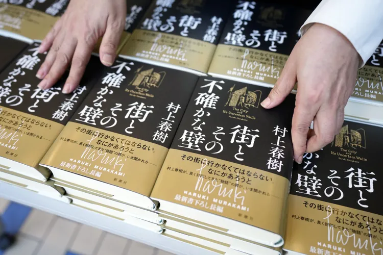 村上春樹的長篇小說《城市及其不確定的牆》。美聯社