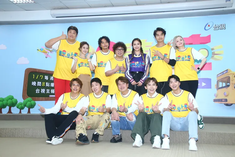 哈孝遠（後排左起）、大元、楊銘威、納豆、吳姍儒、王少偉、花花、鯰魚（前排左起）、張立東、李易、黃豪平、江宏傑等今天出席新節目記者會。攝影中心攝