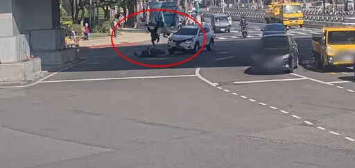 驚悚片！北市公館圓環闖紅燈　雙載2女遭撞噴飛倒地　