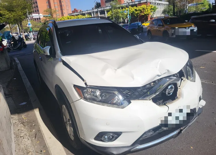 撞擊力道猛烈讓小客車車頭毀損。翻攝畫面