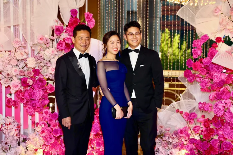 徐乃麟與小兒子徐廷墉及韓國準媳婦合照。資料照片 彭欣偉攝