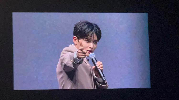 厲旭講錯「髮箍」的中文發音，錯講成「fuck you」。讀者提供