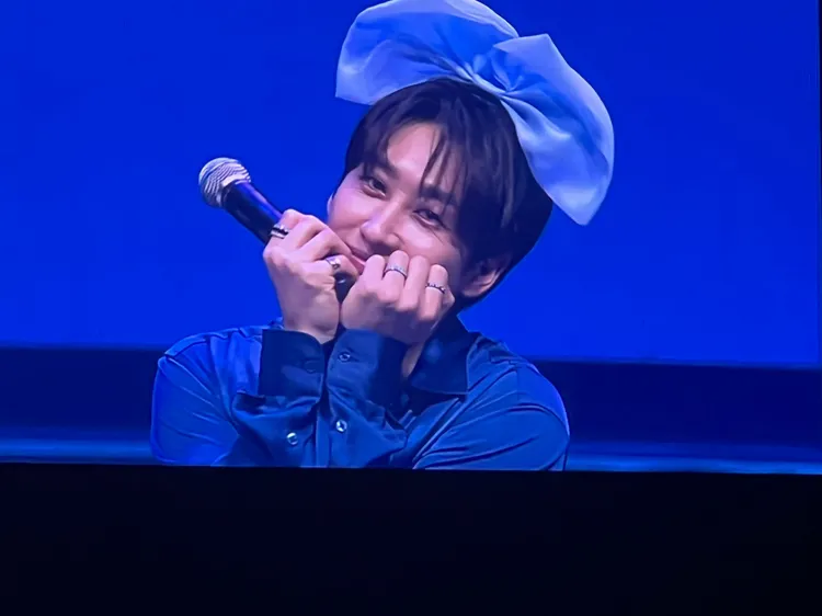 銀赫戴上髮箍，擺出可愛模樣。讀者提供