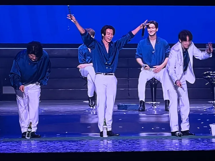 東海（中）玩夜市釣酒瓶，1秒就成功。讀者提供