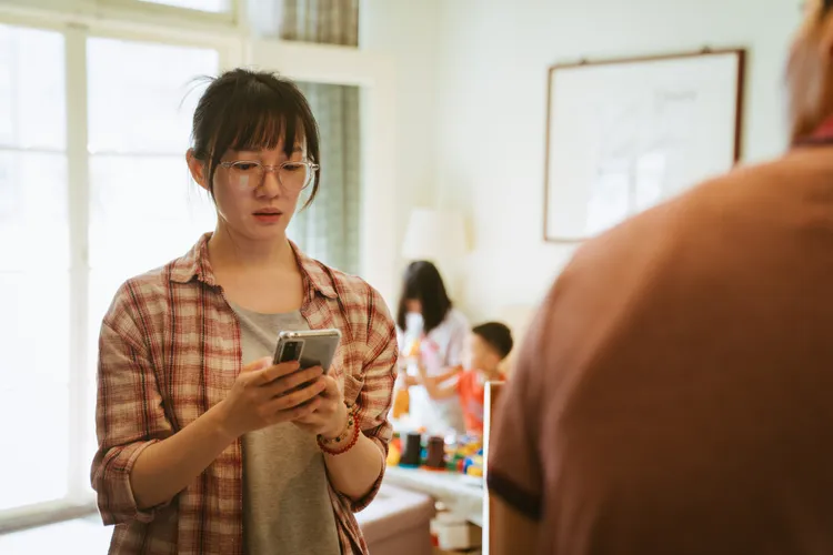 李杏在《打怪任務》中詮釋家庭、職場兩頭燒的護理師。大愛提供