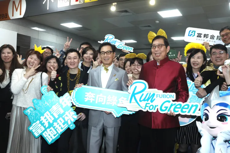 富邦金董事長蔡明興與富邦金集團蔡明忠與員工合照。彭欣偉攝