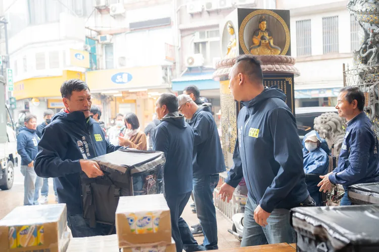 竹市東區里長聯誼會發送愛心便當。新竹市府提供