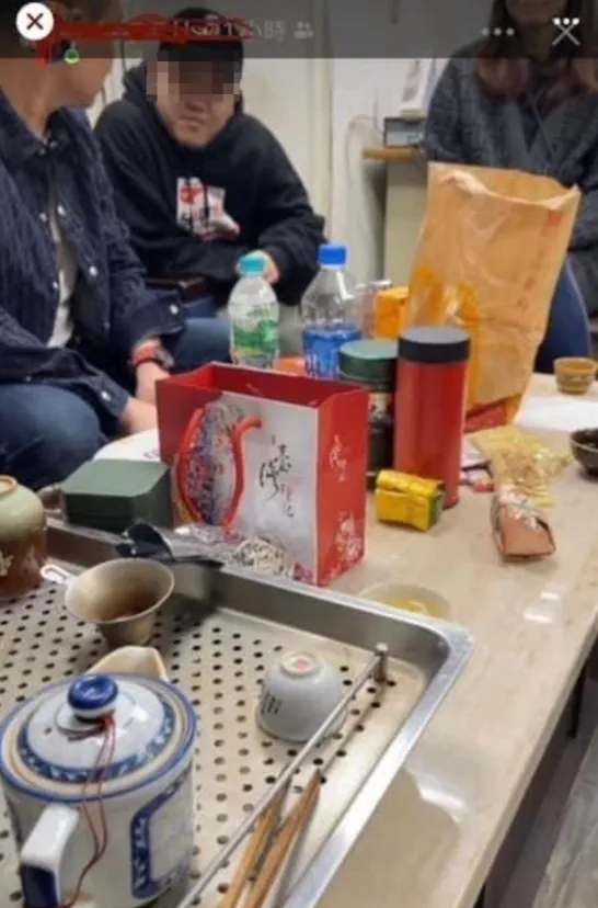 網傳超哥（左）等人坐在派出所內泡茶聊天。翻攝自臉書靠北police