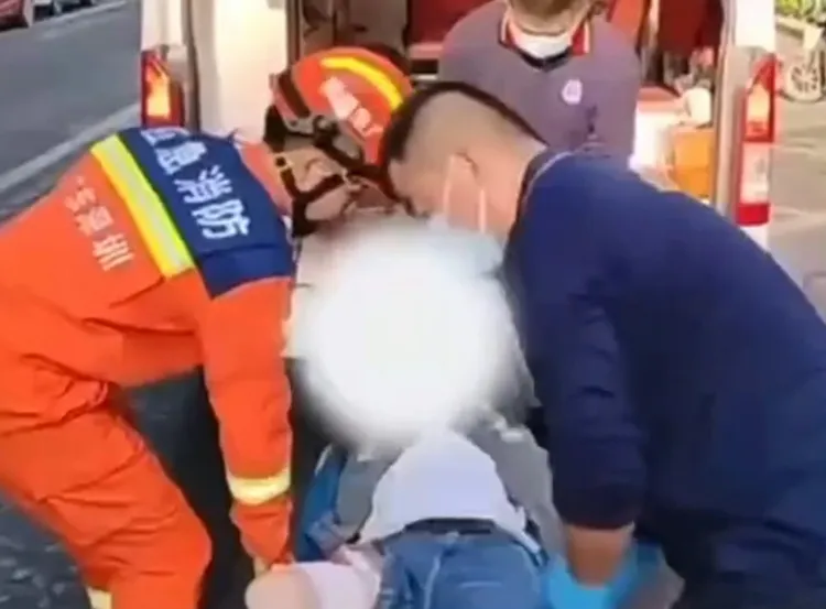 男子被救出後，緊急送醫治療，幸無生命危險。翻攝微博/深圳光明消防救援站