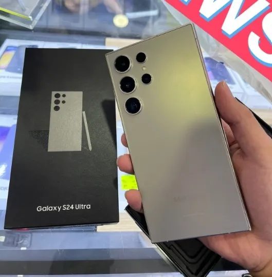 外流的真機照顯示S24 Ultra機身和中框都帶有金色。翻攝《GSMARENA》