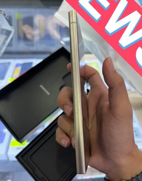 S24 Ultra跟進蘋果採用全新鈦中框，並捨棄標誌性的曲面螢幕。翻攝《GSMARENA》