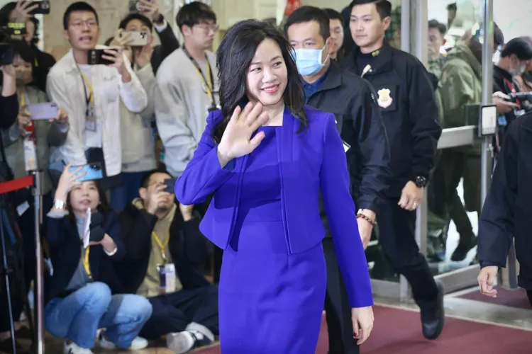 吳欣盈身穿寶藍套裝亮麗現身。彭欣偉、林林攝