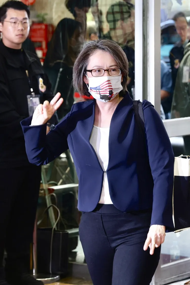 蕭美琴口戴「戰貓口罩」，手比賴蕭配總統號次2。彭欣偉攝