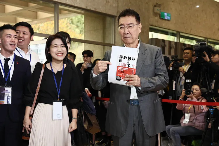 趙少康手持書籍《以民主之名的獨裁》壓軸登場。彭欣偉、林林攝