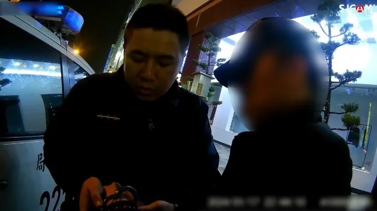 警方查出「借錢哥」身背3條通緝罪名，將他逮捕解送歸案。民眾提供