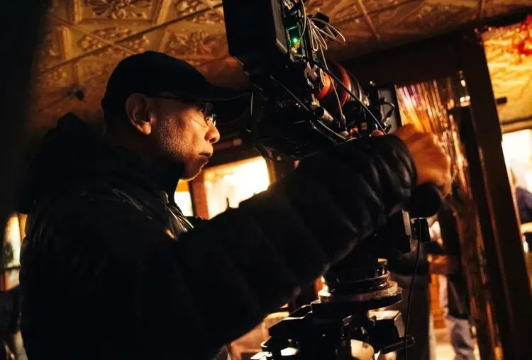 視覺總監鮑德熹接受北京電影學院攝影系專訪談《繁花》拍攝過程，可以寫成論文。翻攝鮑德熹微博