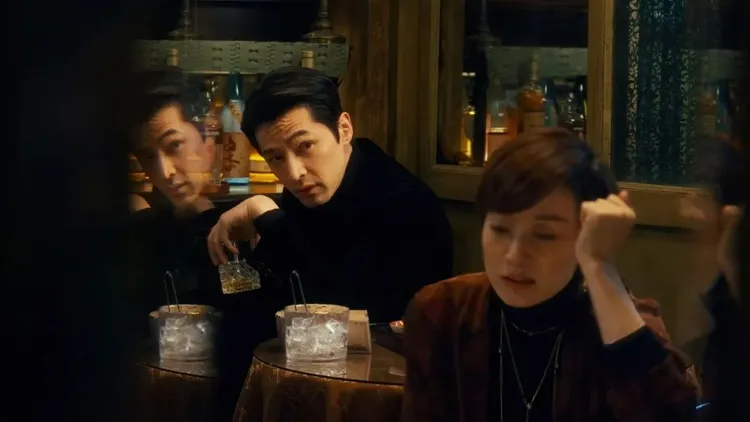 劇中很多鏡頭都透過鏡子出場，隨著機器的移動，人物緩緩在鏡中出現，實現了從無到有。翻攝鮑德熹微博