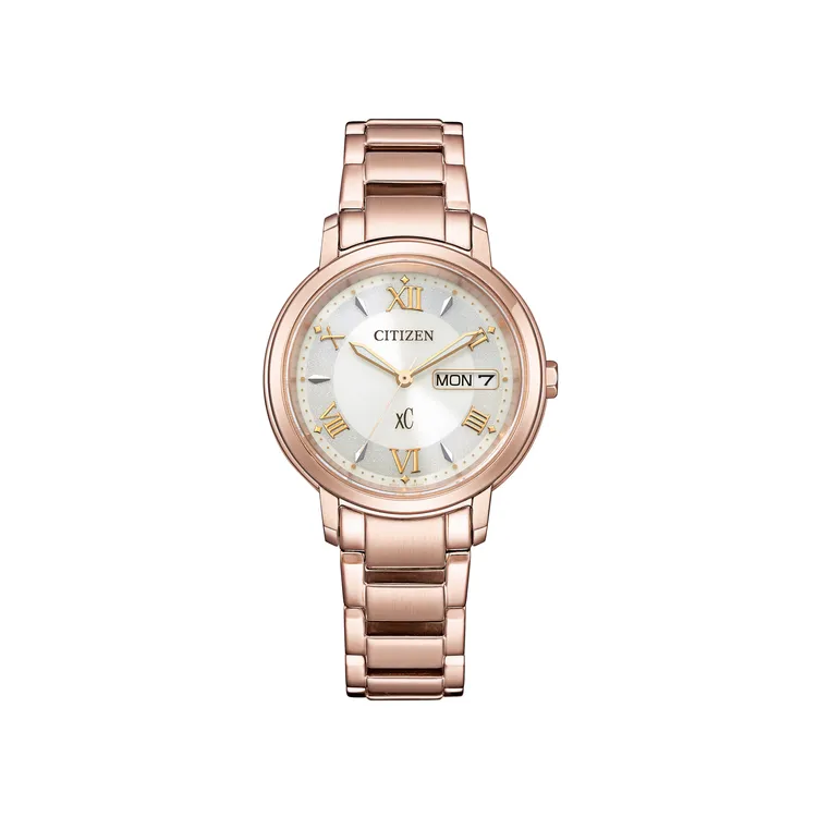 亞洲限定款則為光動能Day-Date三針錶EW2426-62A，不鏽鋼錶殼，不鏽鋼錶帶，防水深度50米，1萬8800元。品牌提供