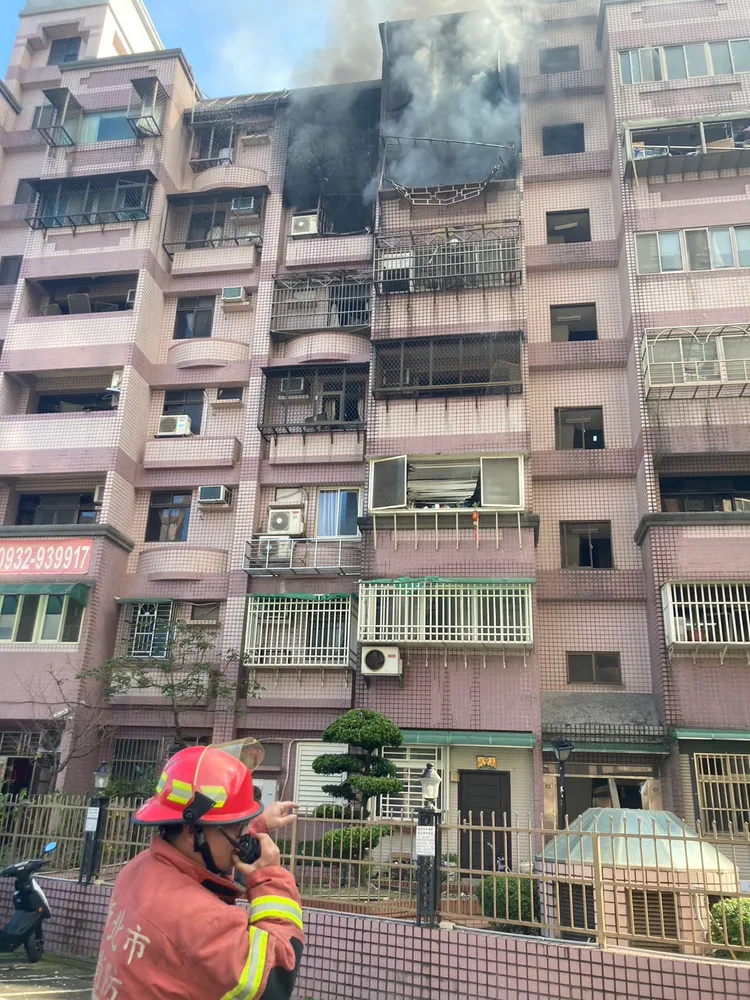 八里區中山路1棟7層樓華廈中午發生火警。翻攝畫面