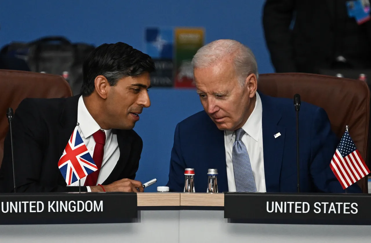美國總統拜登與英國首相蘇納克2023年7月11日在立陶宛舉行的北約峰會互動。美聯社