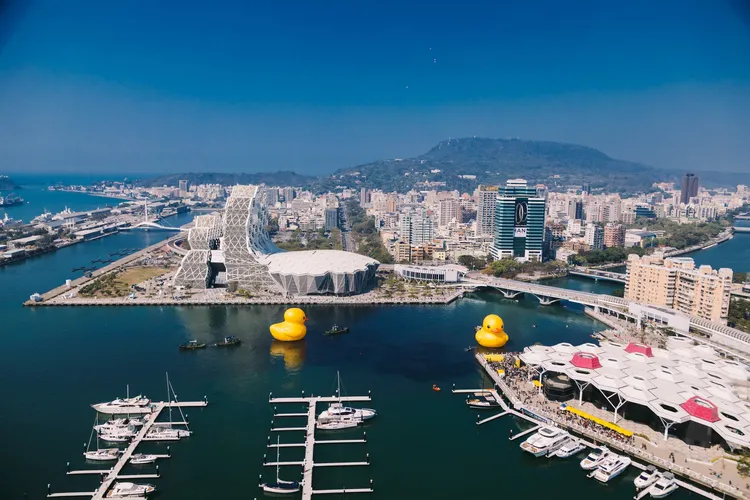 2隻黃色小鴨齊游愛河灣。翻攝臉書「陳其邁 Chen Chi-Mai 」