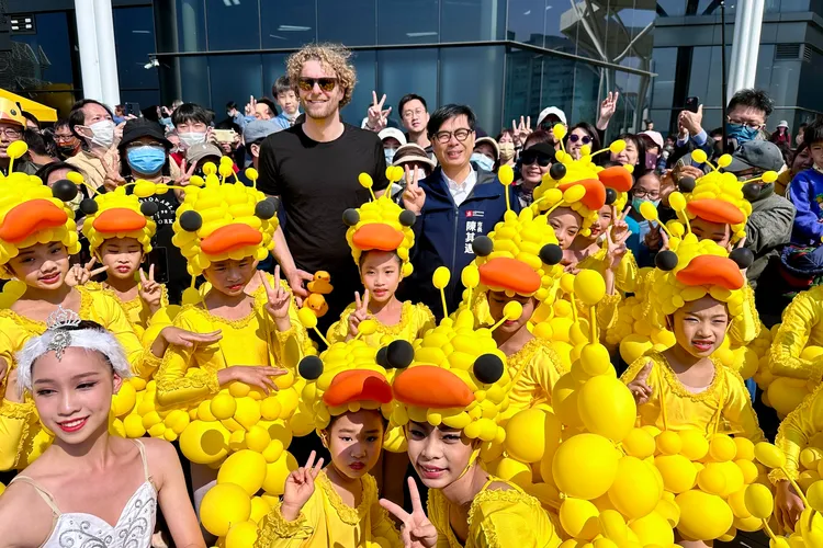 藝術家霍夫曼指出，COVID-19疫情後體悟大家團結面對困難，所以帶來2隻小鴨，盼帶進雙倍幸運。。翻攝臉書「陳其邁 Chen Chi-Mai 」