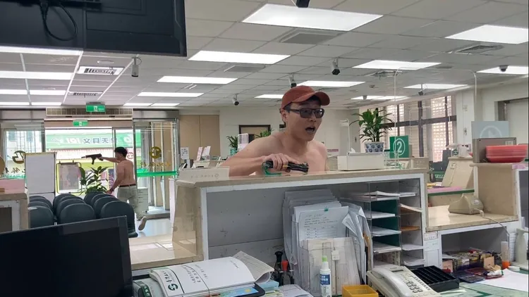 員警打赤膊演練持槍搶銀行。警方提供