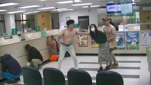 有够冷!屏东枋寮警打赤膊演练抢银行 「肌」情四射吸睛又逼真