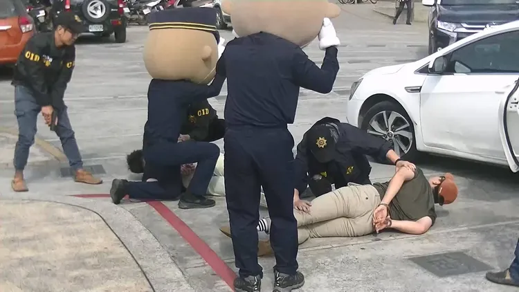 大頭娃娃協助圍捕逮人。警方提供