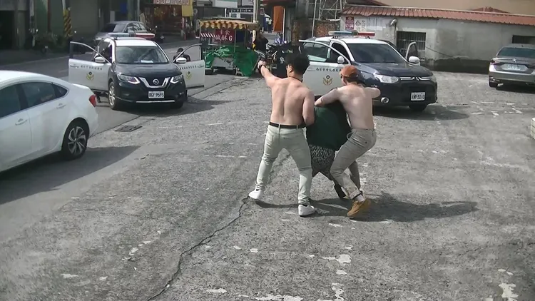 戶外冷吱吱，二人敬業演全套。警方提供