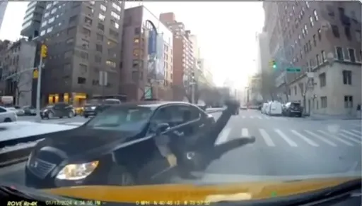 妙齡女吸大麻後開車撞翻警察 「我故意要撞這些條子」