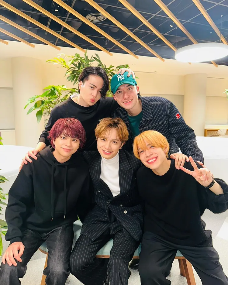 Sexy Zone團員感情好，馬里烏斯葉（後排右）退出演藝圈後不時回來探班。翻攝_sexyzone IG