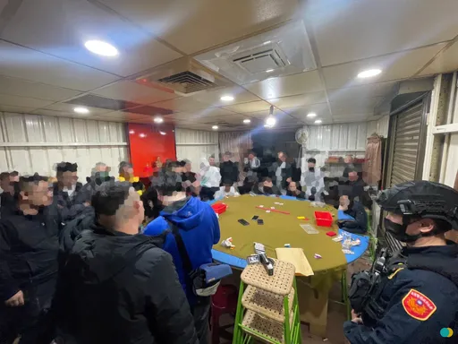 天九牌賭場隱匿鶯歌鐵皮屋　三峽警凌晨攻堅逮38人