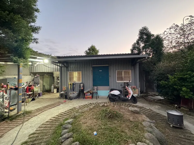 這鐵皮屋賭場相當隱匿。翻攝畫面