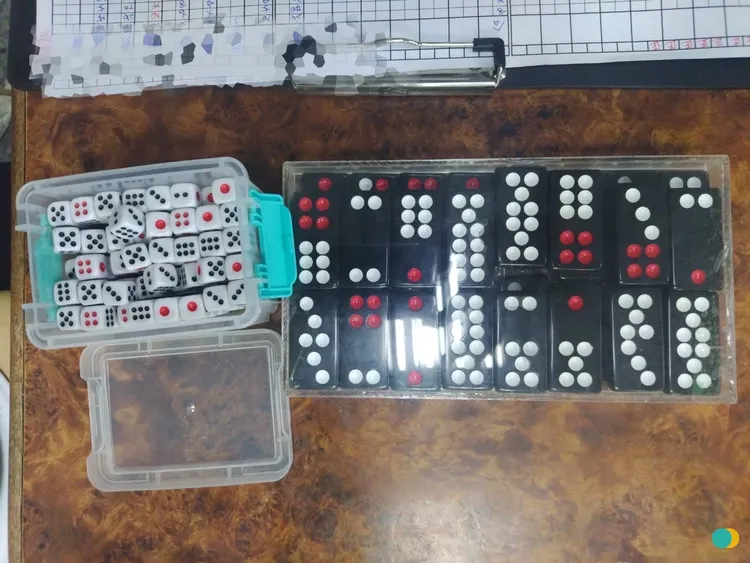 警方查扣賭具色子等證物。翻攝畫面