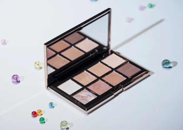 LUNASOL將在2月上市的25周年限定晶巧霓光眼彩盤（金炫特藏版），3200元。品牌提供