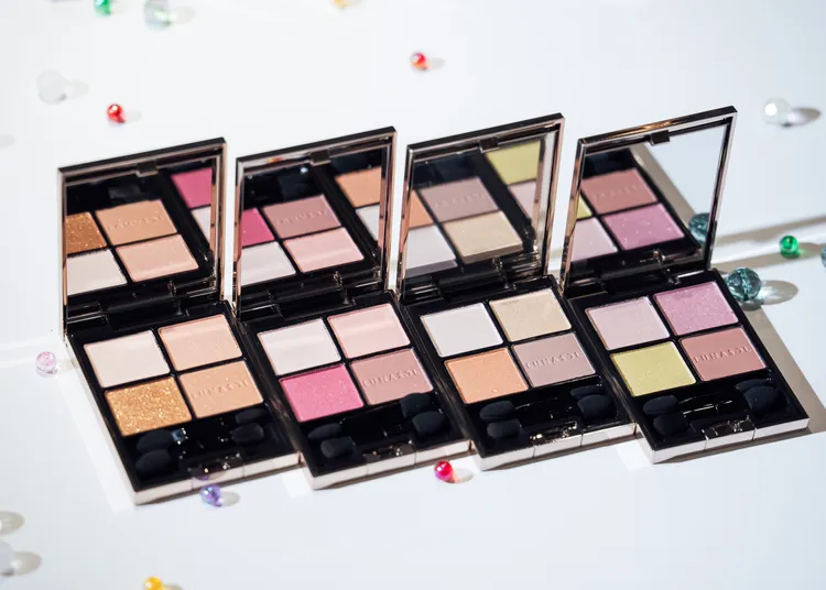LUNASOL晶巧霓光眼彩盒（左起）#23、#24、#22、限定色#EX38，各2250元。品牌提供