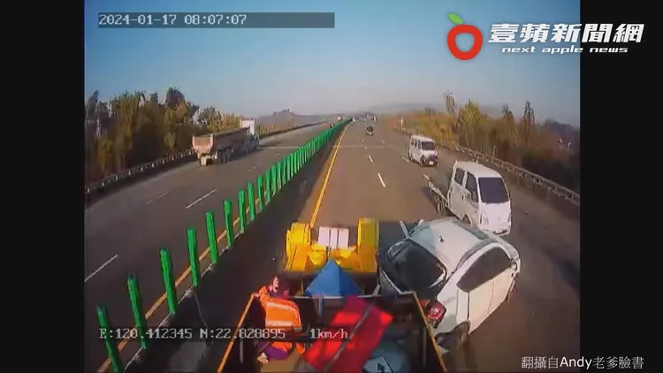 工人摀著後腦杓痛苦不已，起身查看發生何事？翻攝自Andy老爹臉書