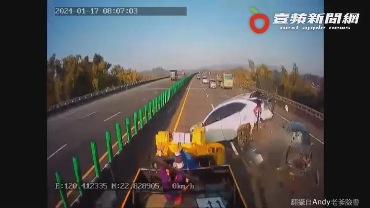 撞擊瞬間，工人被震飛四腳朝天，後腦杓直接撞擊後斗尾門，還有一輛銀色轎車追撞白車後噴飛。翻攝自Andy老爹臉書