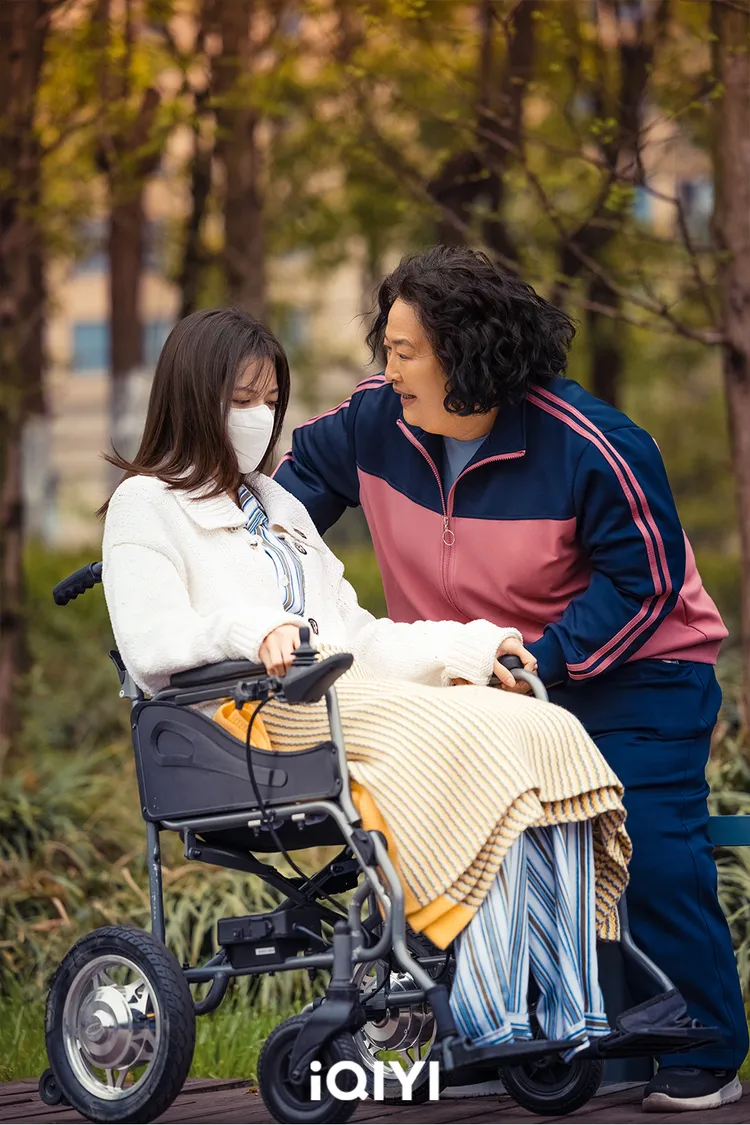 鍾楚曦（左）和劇中媽媽。愛奇藝國際站提供